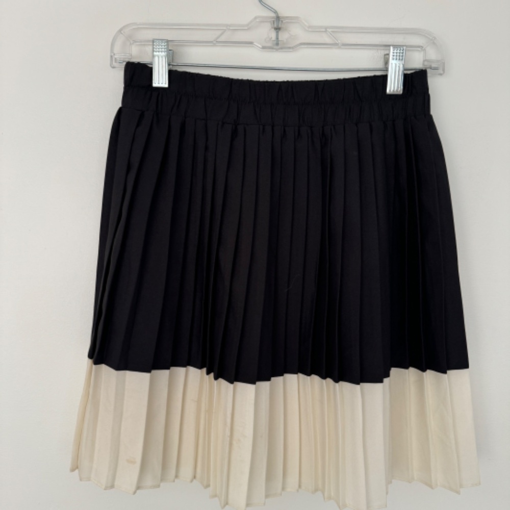 Black and white pleated skirt size small - Picture 3 of 3